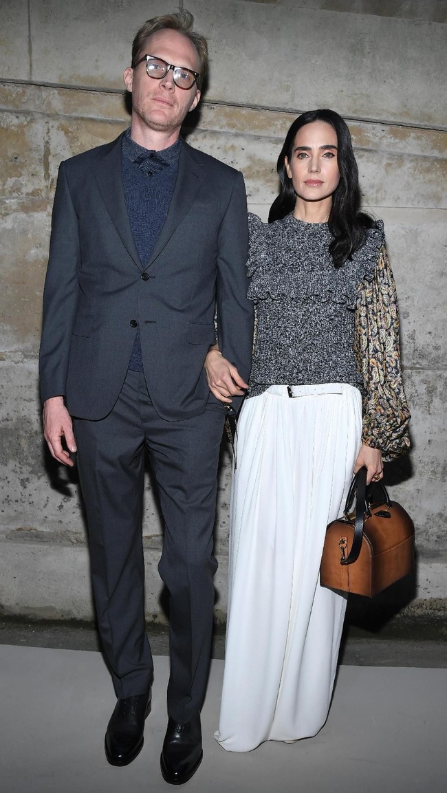 Sejoli Hollywood Paul Bettany dan Jennifer Connelly ikut menyambangi acara bertaburan ini.  Keduanya kompak dengan busana  bernuansa keabuan. Foto: Getty Images