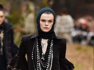 Pertama Kali, Chanel Tampilkan Hijab di Paris Fashion Week