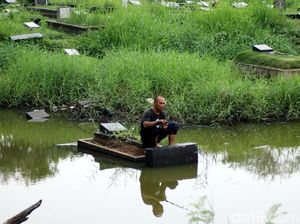 Warga Asyik Mancing di TPU Tanah Kusir, dari Mana Ikannya?