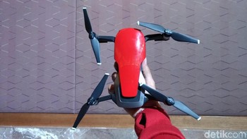 Terdapat fitur FlightAutonomy 2.0 yang dapat terus terbang mengikuti pergerakan pilot dan melewati rintangan di depannya. (Foto: detikINET/Moch Prima Fauzi)