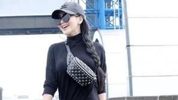 Foto-foto Syahrini di Pinggir Tol Surabaya
