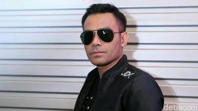 Penampilan Judika dengan Kacamata Hitam