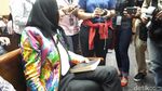 Gaya Bupati Rita Berblazer Bunga-bunga di Sidang Kasus Suap