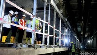 Presiden Jokowi meninjau lokasi proyek Mass Rapid Transit (MRT) Jakarta di kawasan Bundaran HI, Rabu (7/3/2018).