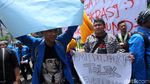 Bakar Ban Bekas Warnai Demo Tolak UU MD3