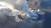 Abu vulkanik membumbung ke udara. Mandatory credit Kyodo/via REUTERS.