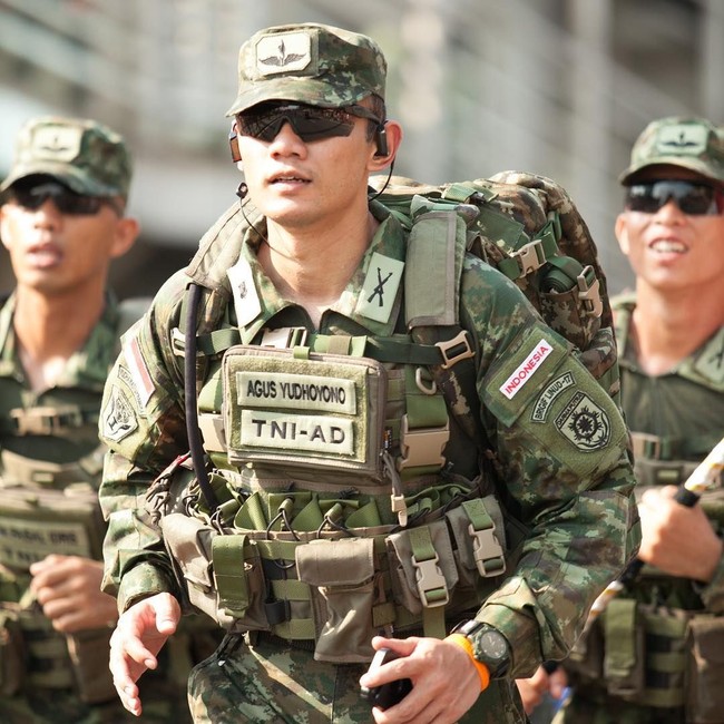 Gaya militer Agus Yudhoyono berpakaian loreng sebagai anggota TNI-AD. Tak lupa, kacamata hitam bergaya sporty yang selalu menunjang penampilannya. Banyak netizen menyebut kalau penampilan AHY mirip Song Joong Ki di serial Descendants of the Sun. Foto: Instagram