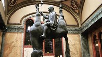 Foto: Patung Saint Wenceslas Riding a Dead Horse dipajang di Lucerne Palace, Praha, Republik Ceko (reginamea/Instagram)