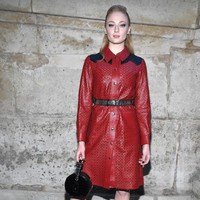 Sophie Turner, aktris yang juga tunangan Joe Jonas, tampil modis dengan shirt-dress kulit berwarna merah. Foto: Getty Images