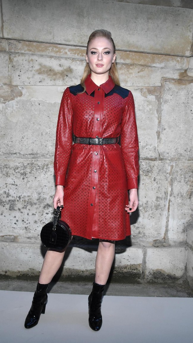 Sophie Turner, aktris yang juga tunangan Joe Jonas, tampil modis dengan shirt-dress kulit berwarna merah. Foto: Getty Images