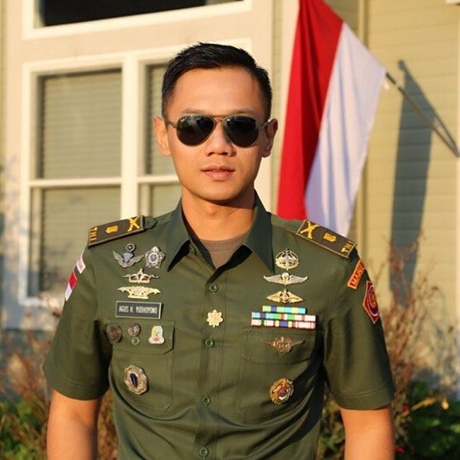 Berseragam militer dan memakai kacamata. Agus Yudhoyono terlihat tampan dan gagah. Foto: Instagram