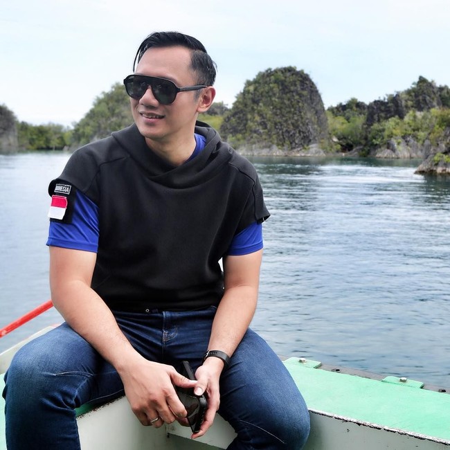 Gaya Agus Yudhoyono naik perahu saat berkunjung ke Raja Ampat. Foto: Instagram
