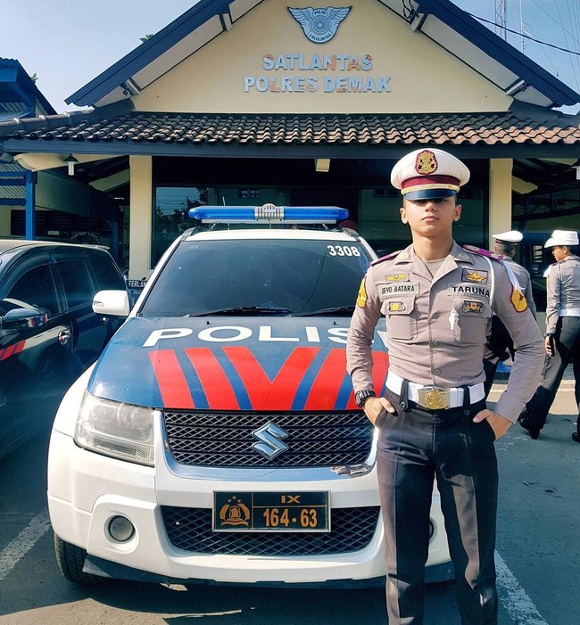 Pria yang masih menempuh pendidikan sebagai taruna di Akademi Kepolisian ini memang memiliki wajah yang rupawan.  Foto: Instagram