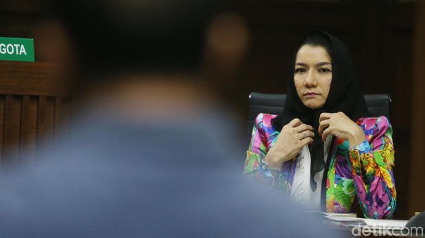 Bupati Kutai Kartanegara (Kukar) nonaktif Rita Widyasari menjalani sidang lanjutan kasus suap pemberian izin lokasi perkebunan sawit di Pengadilan Tipikor, Jakarta, Rabu (7/3/2018). Dia hadir dengan memakai baju warna-warni.