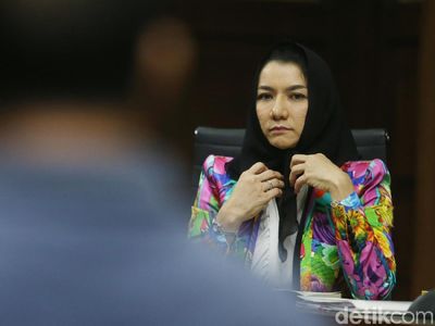 Baju Warna-warni Rita Widyasari di Sidang Lanjutan