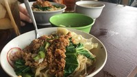 Bakmi Ayam. Mie ayam pinggir jalan adalah makanan Indonesia kesukaanku. Menurut saya, rasa mie ayam yang dijual di pinggir jalan tidak kalah dengan rasa mie ayam yang dijual di restoran. Selain itu harganya jauh lebih murah!, tulis @jin.donesia dalam keterangan foto unggahan Instagramnya. Foto: Istimewa