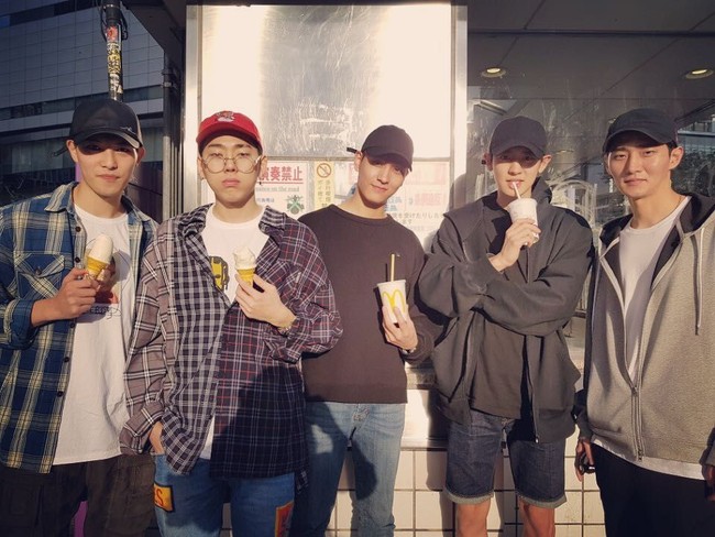 Sedangkan di foto ini, Tae Joon tampak hangout dengan Lee Jonghyun, Zico Block B, hingga Park Chan Yeol EXO. Foto: Instagram Choi Tae Joon