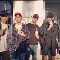 Sedangkan di foto ini, Tae Joon tampak hangout dengan Lee Jonghyun, Zico Block B, hingga Park Chan Yeol EXO. Foto: Instagram Choi Tae Joon