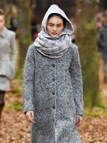Pertama Kali, Chanel Tampilkan Hijab di Paris Fashion Week