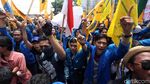 Bakar Ban Bekas Warnai Demo Tolak UU MD3