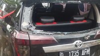 Massa mengamuk saat Alfin kabur usai menabrak pemotor di Bunderan Cibiru, Selasa (6/3) kemarin. Motor korban ikut terseret sepanjang 3,5 kilometer. Foto: dok. Polrestabes Bandung