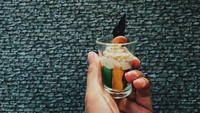 Mini pastry, tulis Rizky Febian di laman Instagram pribadinya. Terlihat ada kue berwarna hijau dan kuning yang diberi topping vanilla cream dan kacang mete. Foto: Instagram @rizkyfbian