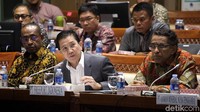 Direktur Eksekutif Freeport Tony Wenas memberikan penjelasan kepada Komisi VII DPR.