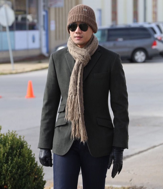 Cuaca dingin tak menghalangi langkah Agus Yudhoyono untuk tetap tampil stylish. Ia pun melengkapi setelan blazer dan jeans dengan syal, beanie dan sepasang kacamata hitam model aviator. Foto: Instagram