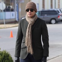 Cuaca dingin tak menghalangi langkah Agus Yudhoyono untuk tetap tampil stylish. Ia pun melengkapi setelan blazer dan jeans dengan syal, beanie dan sepasang kacamata hitam model aviator. Foto: Instagram