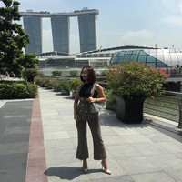 Berpose dengan latar belakang Marina Bay Sands di Singapura, Zaskia menenteng tas Christian Dior seri Diorama berwarna silver metallic seharga US$ 3.300. Foto: Instagram