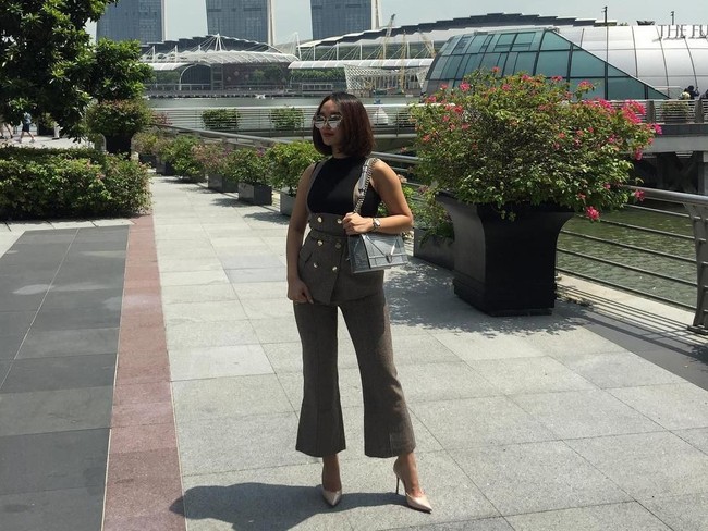 Berpose dengan latar belakang Marina Bay Sands di Singapura, Zaskia menenteng tas Christian Dior seri Diorama berwarna silver metallic seharga US$ 3.300. Foto: Instagram