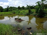 Pemakaman di TPU Tanah Kusir tergenang air