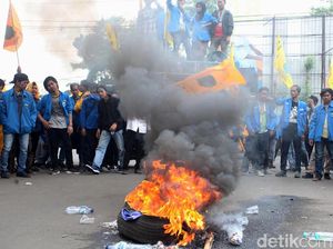 Bakar Ban Bekas Warnai Demo Tolak UU MD3