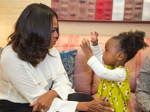 Momen Manis Saat Michelle Obama Bertemu Fans Ciliknya