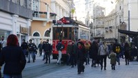 Tram kuno itu yang tengah berhenti di Tunel (Kurnia/detikTravel)