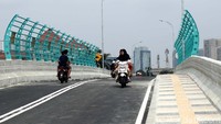 Kepala Bidang Jembatan dan Jalan Dinas Bina Marga DKI Jakarta, Heru Suwondo mengatakan, trotoar di flyover ini disediakan sebagai akses bagi pejalan kaki. Mengingat, flyover tersebut menghubungkan wilayah Bintaro dan Ulujami.