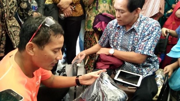 Sandiaga melihat-lihat dagangan warga di Balai Kota.