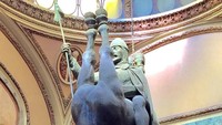 Foto: Karya seni itu menggambarkan seorang Santo Wenceslas sedang menunggang kuda, tapi dengan cara yang berbeda (gregbcn3040/Instagram)