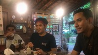 Sedang ada di Banyuwangi, Darius beserta dengan Ibnu Jamil sedang mencicip kopi dengan camilan hangat. Foto: Instagram @darius_sinathrya