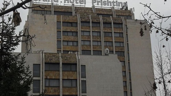 Foto: Kota Pristina di Kosovo, punya sebuah hotel yang dianggap kusam, Grand Hotel. Dulunya hotel ini dikelola oleh Pemerintah Yugoslavia dan berbintang 5. Kini hotel ini masih berfungsi namun dengan sangat buruk dan bangunannya terlihat seram. (dok Grand Hotel)