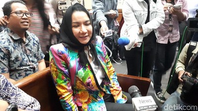 Gaya Bupati Rita Berblazer Bunga-bunga di Sidang Kasus Suap
