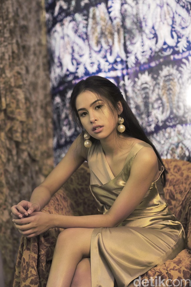 Maudy Ayunda juga termasuk penyanyi muda yang inspiratif. Apalagi ia tak hanya sukses sebagai penyanyi dan aktris namun juga dalam bidang akademis. Brand ambassador brand kecantikan itu diketahui merupakan lulusan Oxford University dan berencana melanjutkan S2. Foto: Asep Syaifullah