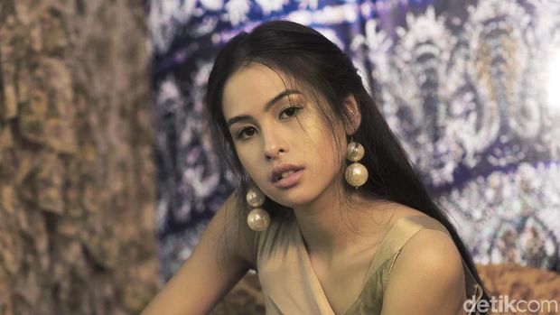 Maudy Ayunda saat pemotretan Celeb of The Month 