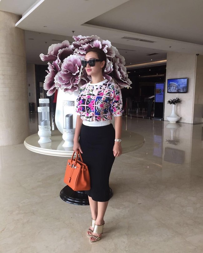 Bergaya memakai kacamata hitam dengan rambut super pendek, Zaskia yang populer dengan goyang itik itu terlihat membawa tas Hermes Birkin berwarna oranye seharga Rp 250 jutaan. Foto: Instagram