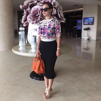 Bergaya memakai kacamata hitam dengan rambut super pendek, Zaskia yang populer dengan goyang itik itu terlihat membawa tas Hermes Birkin berwarna oranye seharga Rp 250 jutaan. Foto: Instagram