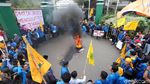 Bakar Ban Bekas Warnai Demo Tolak UU MD3