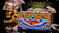 Pemanggang roti ini memiliki ukiran yang unik dan cantik, menggambarkan masyarakat Sisilia dengan kedua buah sayap berwarna biru dan merah. Foto: Istimewa