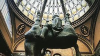 Foto: Pematung David Cerny membuat St Wenceslas Riding a Dead Horse sebagai parodi dari patung Santo Wenceslas asli (hanalaura/Instagram)