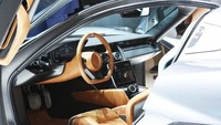 Interior mobil. Sekali ngecas baterainya mobil bisa melaju sampai 600 km. Foto: Geneva Motor Show