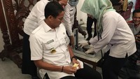 Foto:Pegel ya, sudah mulai (pegelnya), kata Sandi. Fotografer: Indra Komara/detikcom